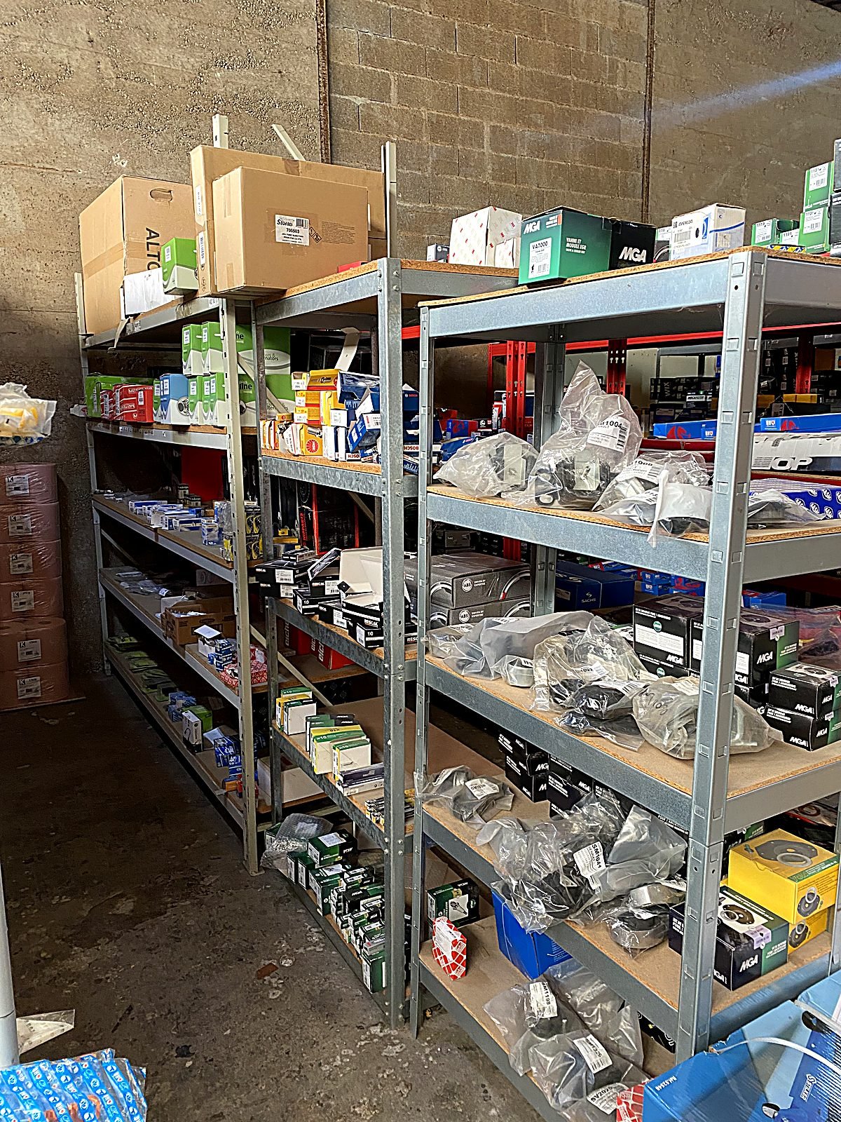 Rayonnage du magasin rempli de pièces automobiles